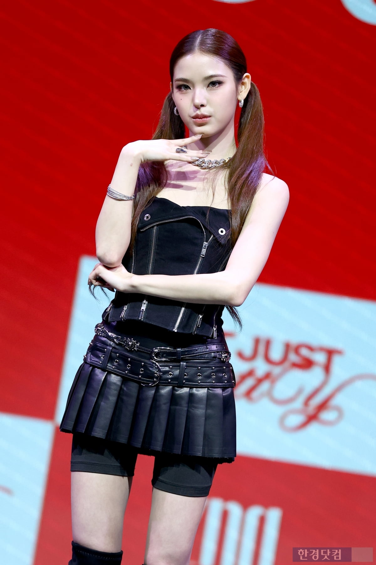 [포토] 이즈나 마이, '양갈래 머리로 귀엽게~'