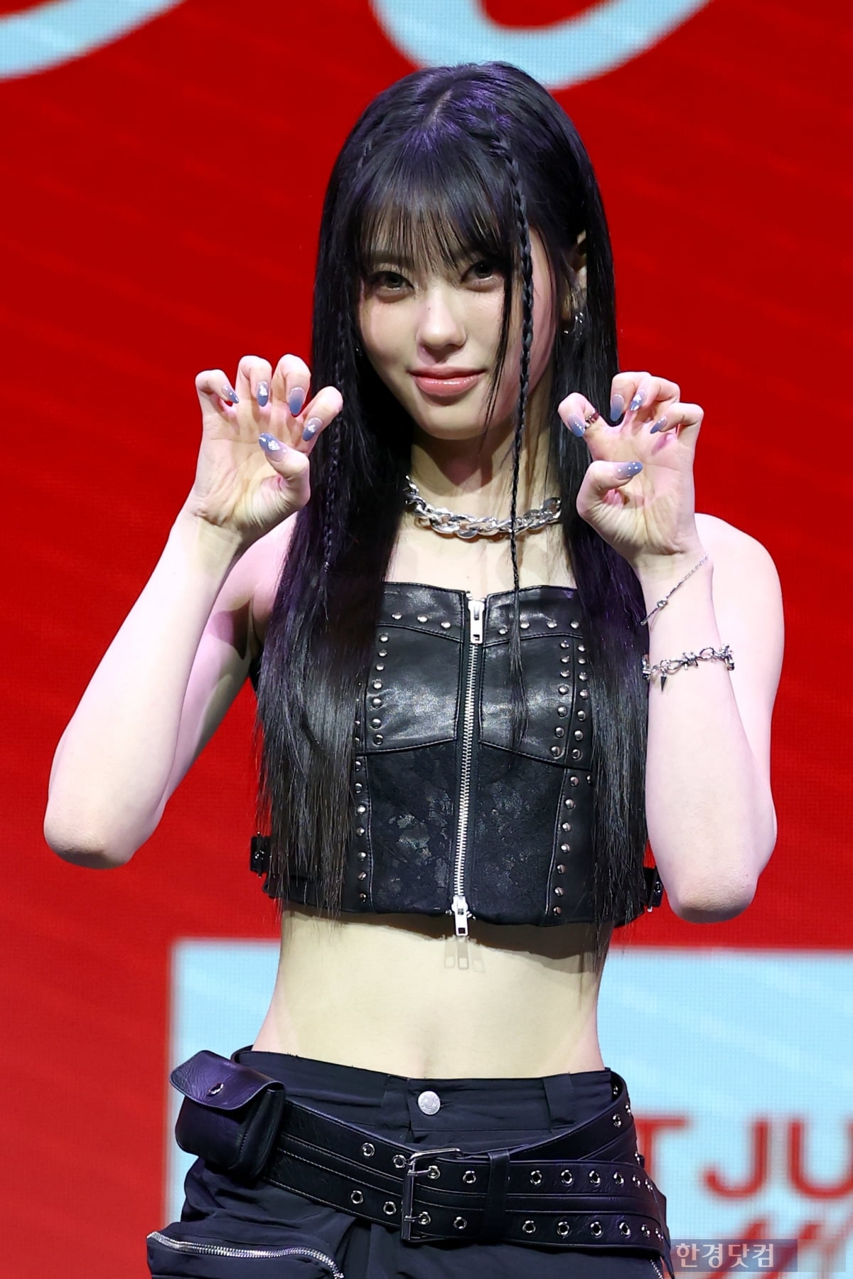 [포토] 이즈나 코코, '잘록한 개미허리 뽐내며~'