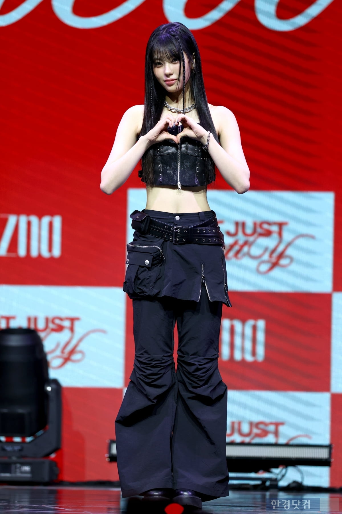 [포토] 이즈나 코코, '잘록한 개미허리 뽐내며~'