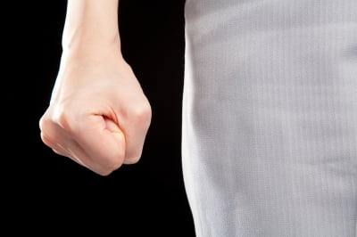 집어던진 그릇이 상대방에 맞지 않아도…'폭행죄' 처벌