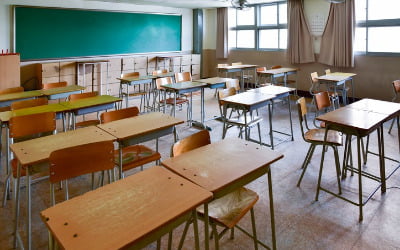수업 중 책상서 춤추고 노래 부르자…강사는 의자 던졌다