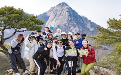 '등산 후 시원한 막걸리 한잔'…외국인들 '한국 산'에 푹 빠졌다