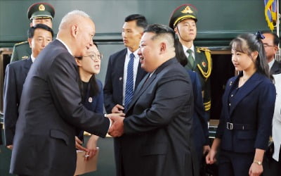 北 김정은, 딸과 베이징 도착…66년 만에 만나는 북·중·러