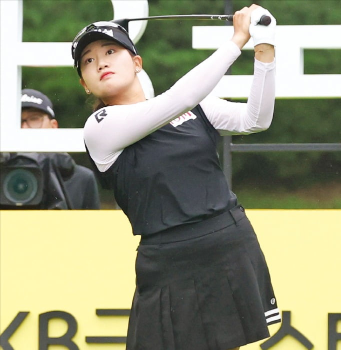 < 통산 4승을 향해 > 노승희가 4일 경기 이천 블랙스톤 이천GC에서 열린 한국여자프로골프(KLPGA)투어 시즌 세 번째 메이저대회 KB금융 스타챔피언십 1라운드 10번홀에서 티샷을 하고 있다. /KLPGA 제공