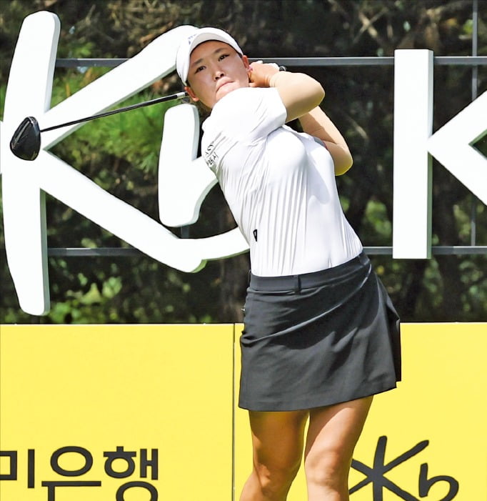 김민솔이 4일 경기 이천 블랙스톤GC에서 열린 한국여자프로골프(KLPGA)투어 시즌 세 번째 메이저 대회 KB금융 스타챔피언십 1라운드 8번홀에서 티샷을 하고 있다. /KLPGA 제공