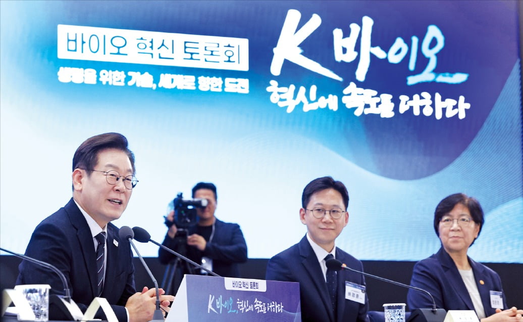 이재명 대통령이 5일 인천 송도 컨벤시아에서 열린 ‘바이오 혁신 토론회’에서 ﻿발언을 하고 있다. ﻿이 대통령은 “규제완화나 규제개혁에 대해서도 열린 자세로 접근하겠다”고 말했다. 왼쪽부터 이 대통령, 배경훈 과학기술정보통신부 장관, 정은경 보건복지부 장관. /김범준 기자