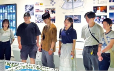 "신격호 정신 배우자"…롯데타워 찾은 日 대학생들