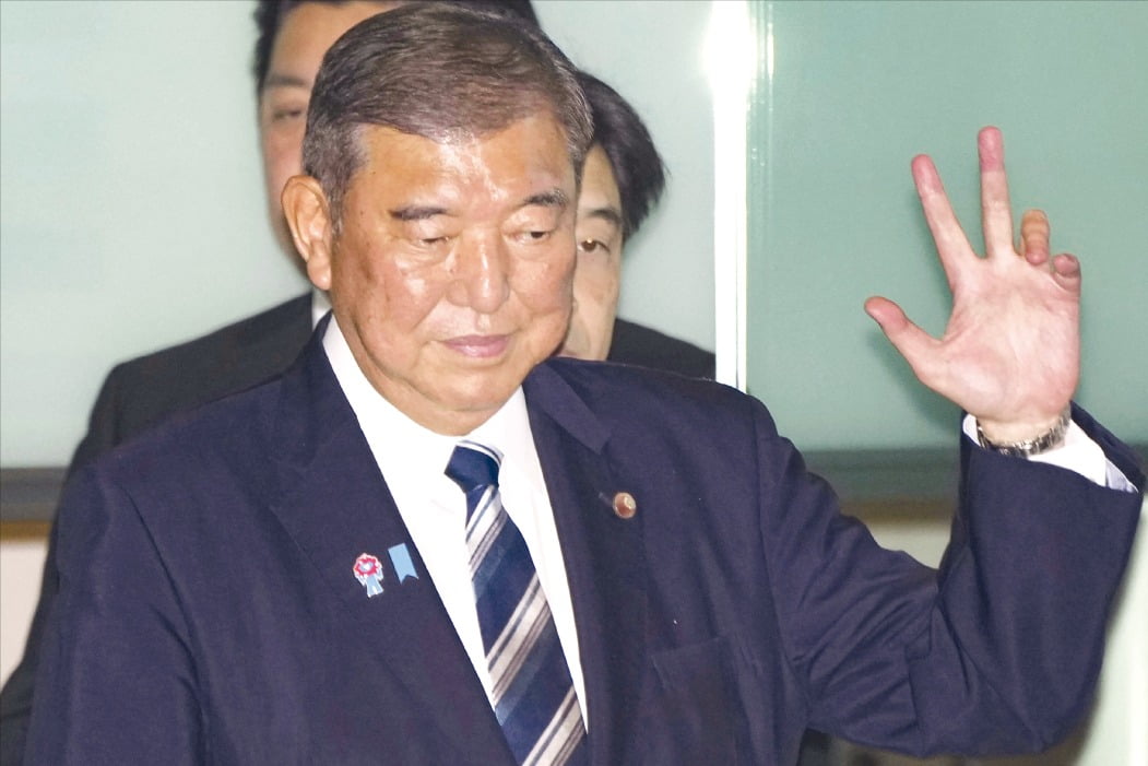 이시바 시게루 일본 총리가 7일 기자회견을 위해 도쿄 총리 공관에 들어서고 있다. 이시바 총리는 이 자리에서 총리직 사퇴 의사를 밝혔다.  AP연합뉴스