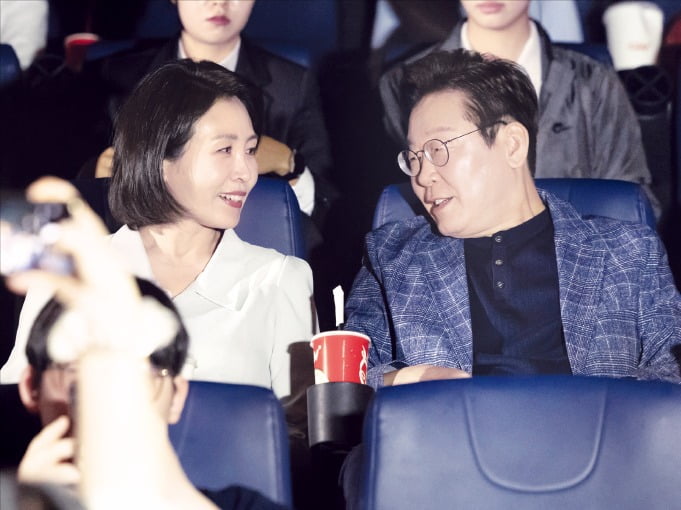 [포토] 李대통령 부부, 보육원생들과 영화관람 