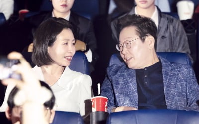 [포토] 李대통령 부부, 보육원생들과 영화관람