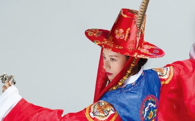 [이근미 작가의 BOOK STORY] 재미난 소설 일곱 편이 만든 '생각의 블랙홀'