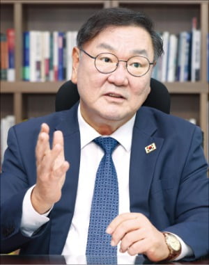 김태년 "파격 보상·교육…국가인재센터로 한국판 '만인계획' 세워야"