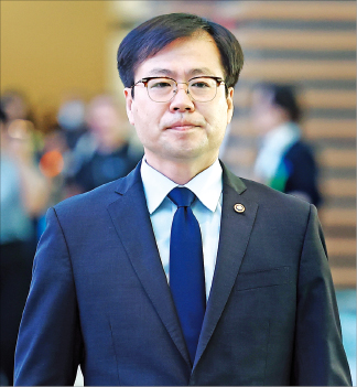 여한구 산업통상자원부 통상교섭본부장이 15일 ﻿한·미 관세 협상 관련 후속 협의를 위해 인천국제공항 출국장으로 걸어가고 있다. ﻿ 연합뉴스