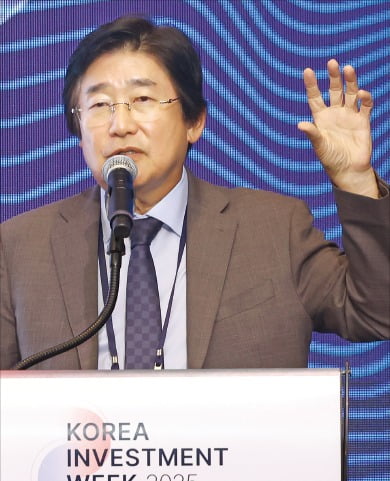 이상훈 에이비엘바이오 대표가 16일 ‘KIW 2025’에서 이중항체 치료제를 주제로 발표하고 있다.  문경덕 기자