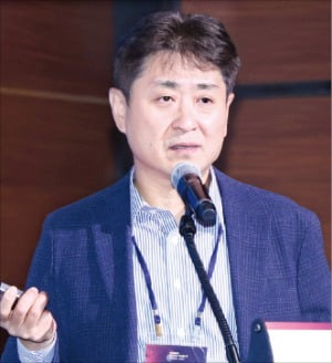 유승호 삼성바이오로직스 최고재무책임자﻿가 17일 ‘KIW 2025’에서 ﻿위탁개발생산(CDMO) 사업의 성과와 성장 전략을 발표하고 있다. ﻿/김범준 기자