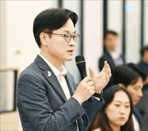 김정관 산업통상자원부 장관이 지난 16일 세종시 한 식당에서 취임 후 처음 연 기자간담회에서 질문에 답하고 있다. /산업부 제공