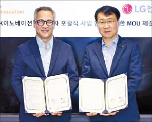 이재성 LG전자 ES사업본부장(부사장·오른쪽)과 김무환 SK이노베이션 에너지솔루션 사업단장이 ‘AI 데이터센터 에너지·냉각 통합 솔루션 공동개발 및 사업화’를 위한 업무협약(MOU)을 맺었다.  LG전자·SK이노베이션 제공