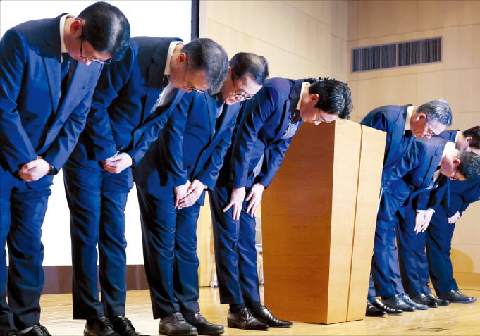 < 고개숙인 롯데카드 경영진 > 조좌진 롯데카드 대표(왼쪽 네 번째)와 ﻿경영진이 18일 고객 개인정보 유출 사태에 대해 고개 숙여 사과하고 있다.  김범준 기자