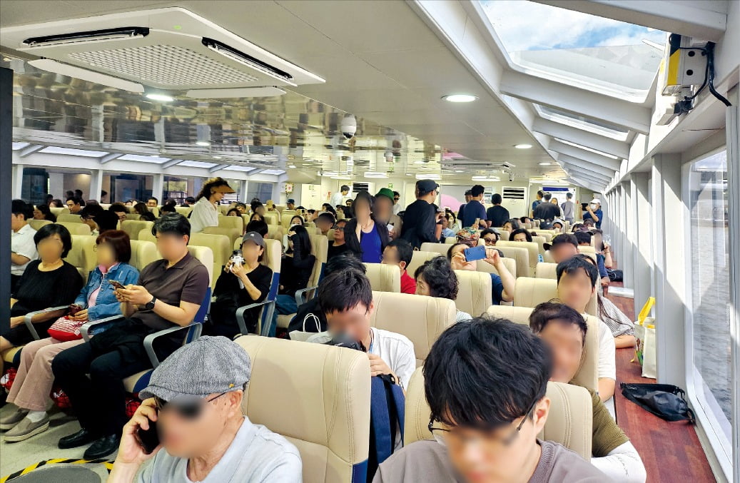 < 빈 자리 없는 한강버스 > 18일 서울 마곡선착장에서 출항한 한강버스에 시민들이 승선해 자리를 가득 채우고 있다. 이달까지 하루 14회 운항하는 한강버스는 추석연휴 이후 30회로 증편될 예정이다. /유지희 기자