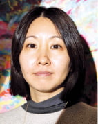 [이 아침의 화가] '핑거 페인팅'으로 그려낸 어린시절