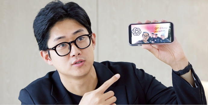 오픈AI 해커톤에서 우승한 스타트업 ‘와들’ 한상도 엔지니어가 한국경제신문과 인터뷰하고 있다. 