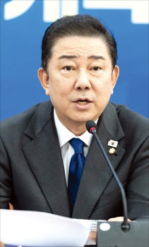 김병기 더불어민주당 원내대표가 21일 ﻿취임 100일 기자간담회에서 발언하고 있다.  뉴스1