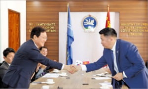 박완수 경남지사를 단장으로 한 경남대표단은 지난 19일 울란바토르시청에서 키쉬기인 니암바토르 시장을 만나 스마트 승강기 산업 협력 방안을 논의했다. /경상남도 제공