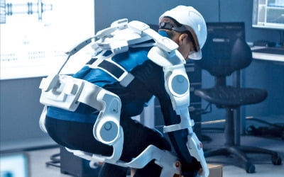 로봇 입었더니 뭐든 들 수 있고… AI오목 이겼더니 '나도 알파고'