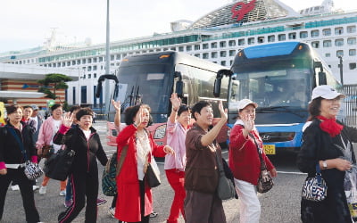 [포토] ‘中 무비자’ 입국 시작…인천항 들어오는 단체관광객