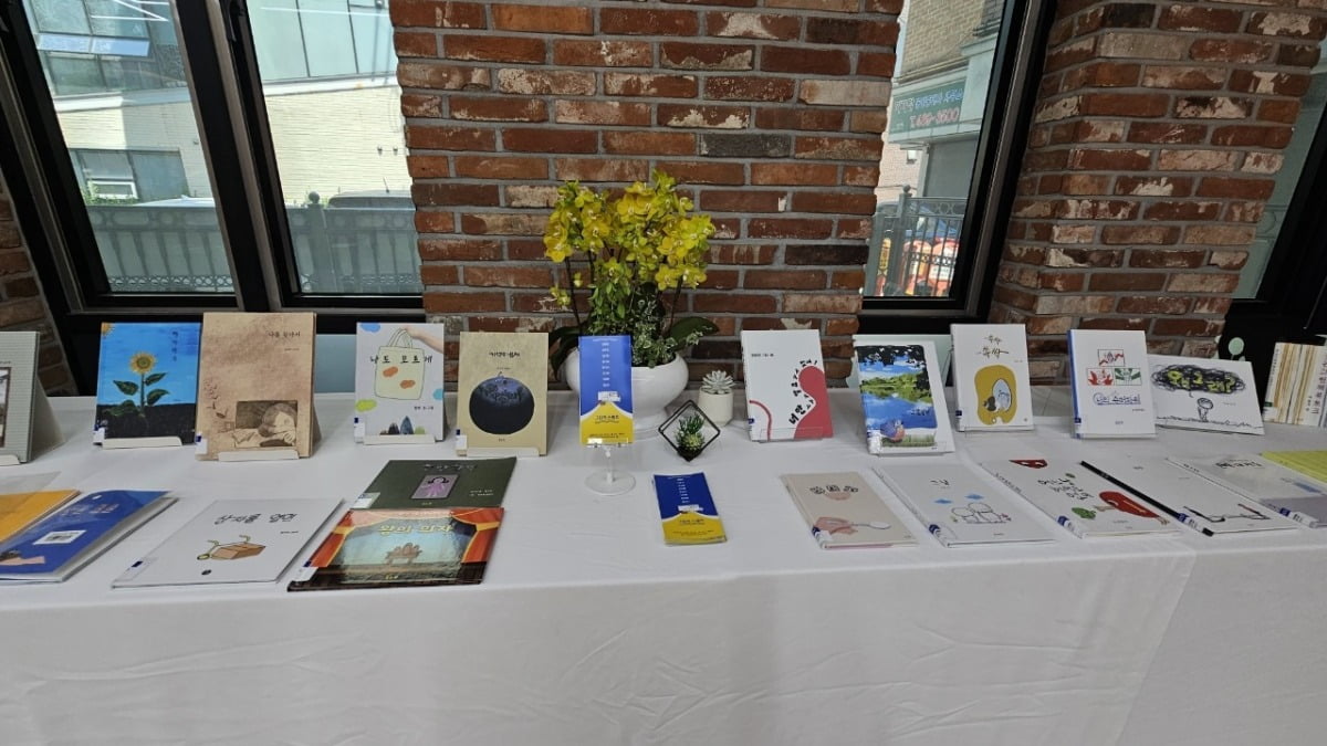 동아리 ‘그림책스케치’가 발간한 책들(웃는책 작은도서관 제공)
