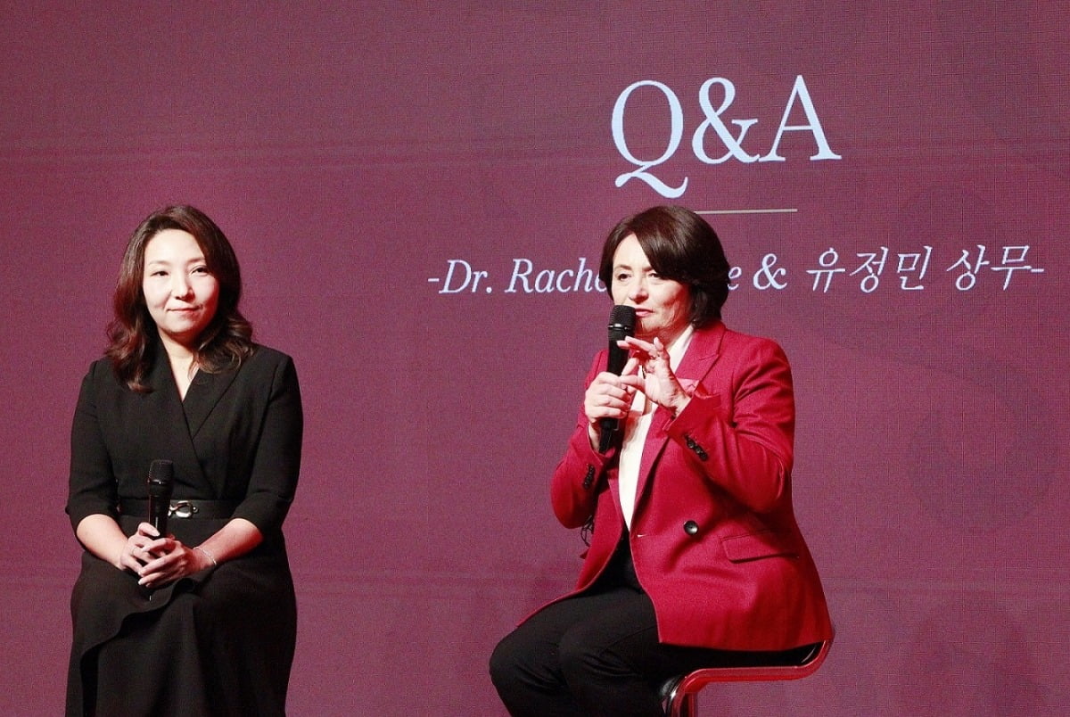 질의응답하는 유정민 한국브라운포맨 마케팅 상무와 더 글렌드로낙 마스터 블렌더 레이첼 배리(한국브라운포맨 사진 제공)