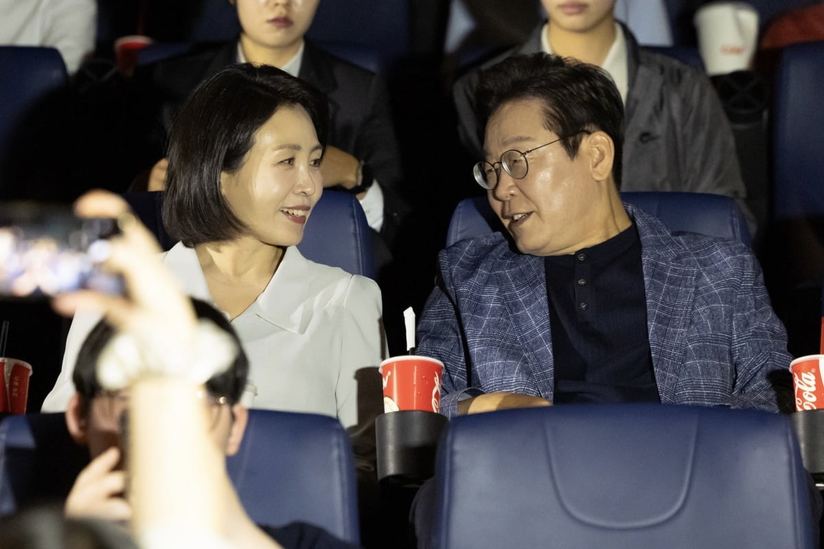 이재명 대통령과 김혜경 여사가 지난 9월 6일 서울 용산의 한 영화관에서 사회복지시설인 영락보린원 원생 30여 명과 애니메이션 ‘킹 오브 킹스’를 관람하기 전 대화하고 있다.
사진=대통령실 제공