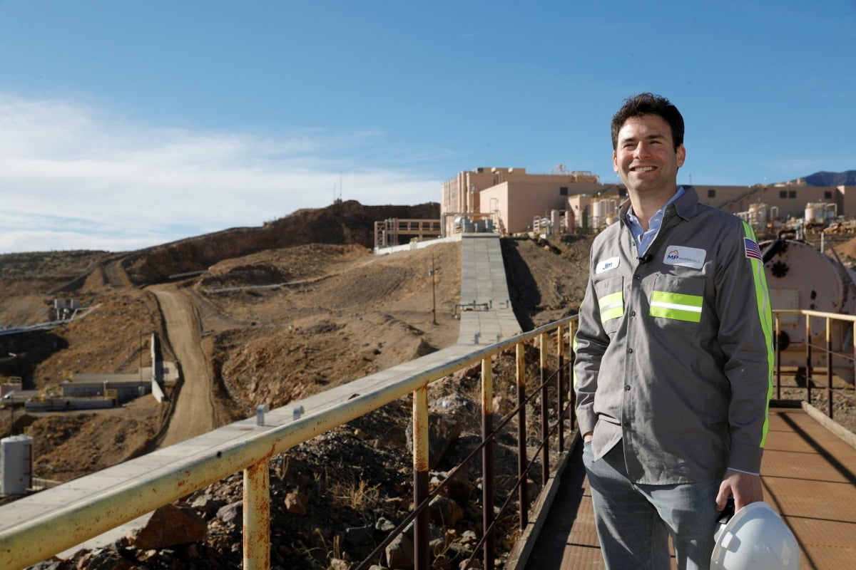 미국 캘리포니아 마운틴 패스에 위치한 MP 머트리얼즈의 희토류 광산 제련소에서 포즈를 취한 짐 리틴스키 MP 머트리얼즈 회장. 사진=연합뉴스