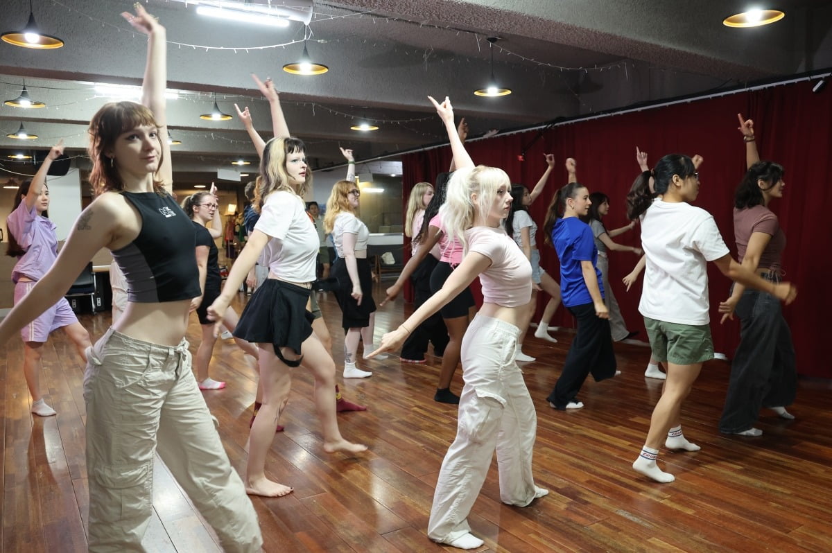 지난 7월 부산대 '서머스쿨'에 참가한 대만·미국·벨기에·일본·프랑스 등 12개국 50명의 해외 대학생이 17일 부산 금정구 한 댄스 연습실에서 K-POP 댄스를 배우고 있다. 사진=연합뉴스