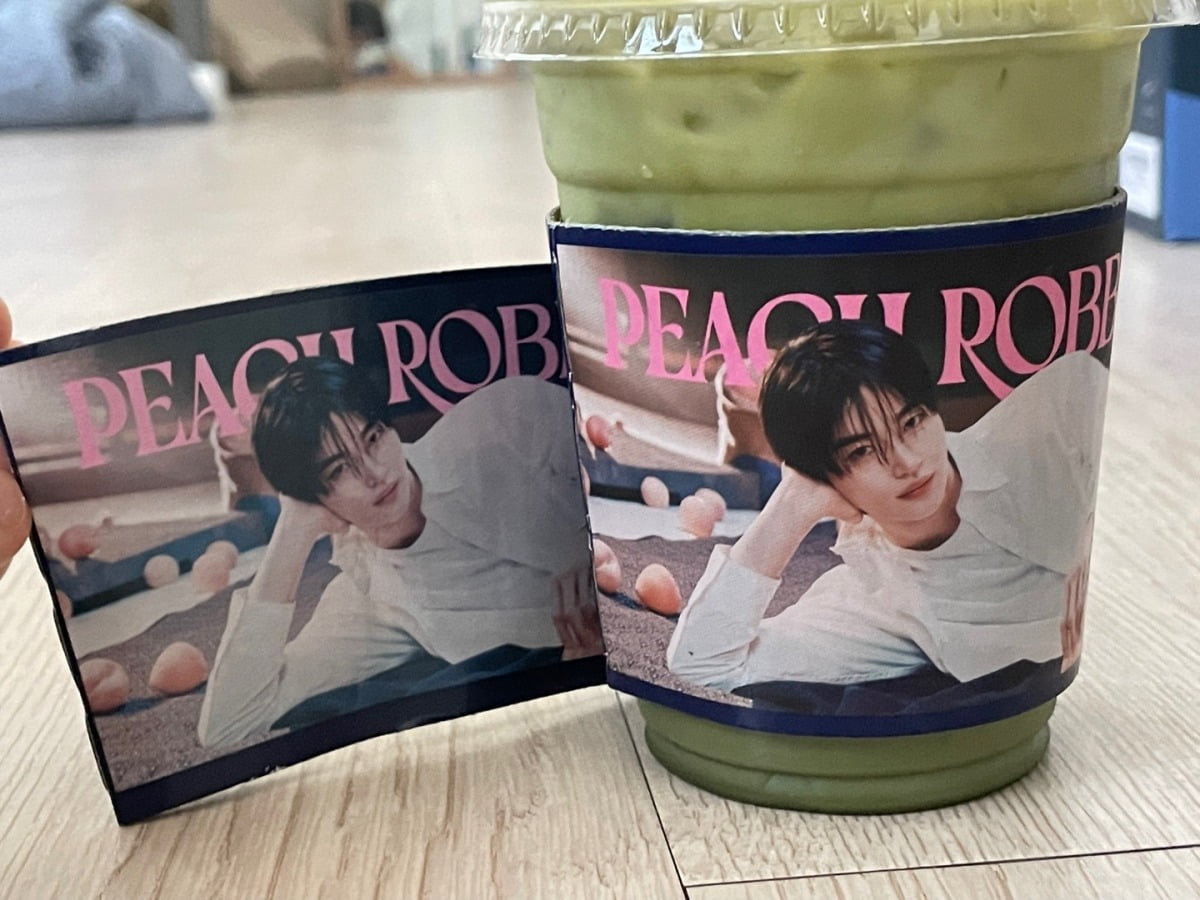 이디야 변우석 컵홀더 사진과 서울 시내 한 이디야커피 지점 전경 사진 (출처 서효주 기자)
