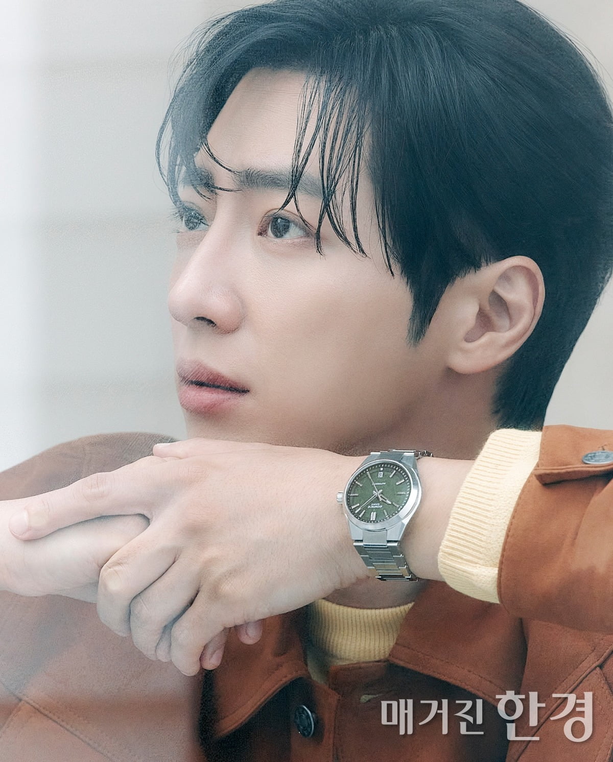 카멜 스웨이드 재킷은 베르데마르, 옐로 울 스웨터는 쿠어 
