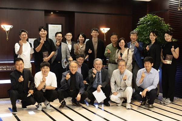 생각산책 자유토론에 참여한 최정균 카이스트 교수 및 전문가들이 기념촬영을 하고 있다