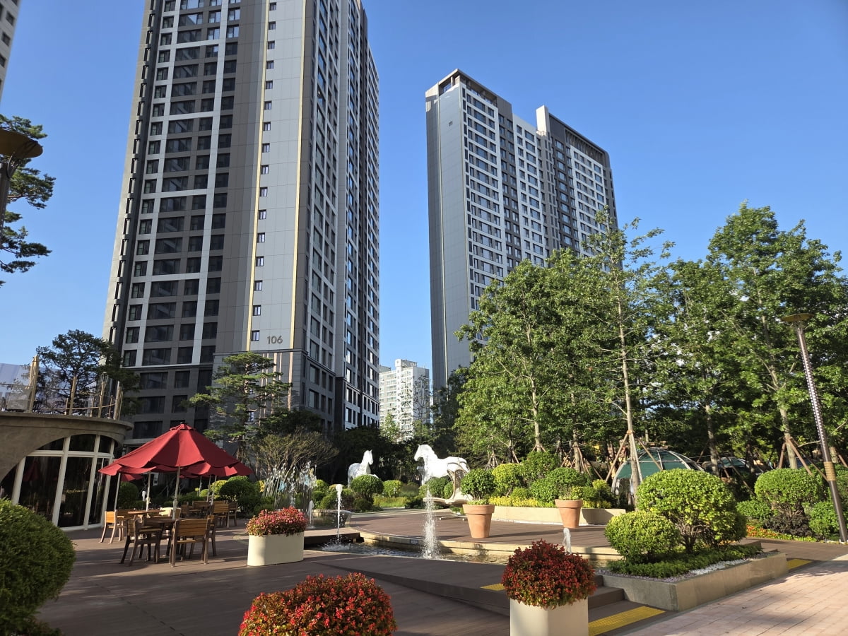 로열 트레인에 탐승한 채 찍은 신검단 로열파크씨티Ⅱ 단지 안 조경 및 아파트 건물 모습. 사진=민보름 기자