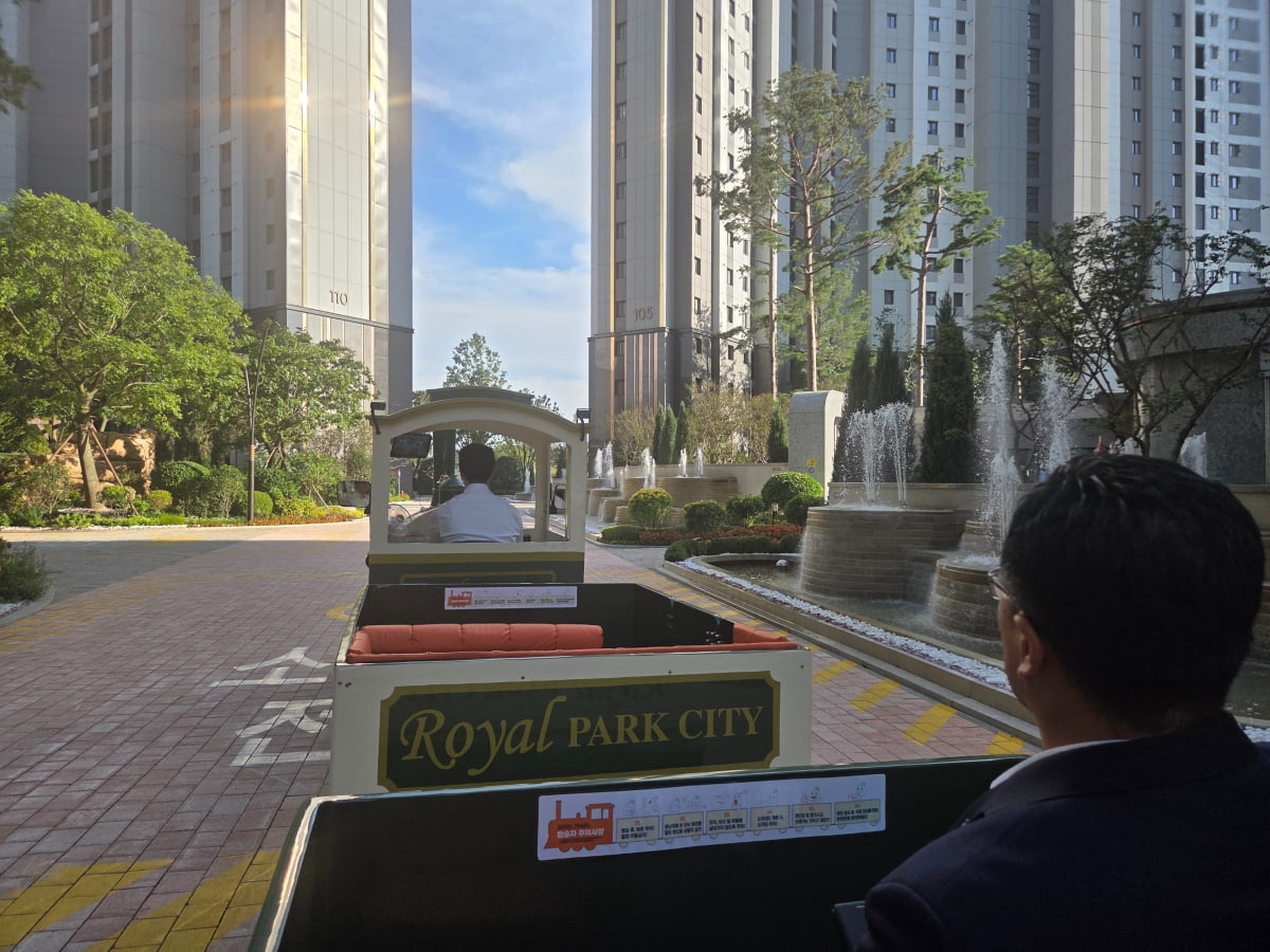 로열 트레인에서 감상한 단지 내 캐스케이드 분수. 잔잔한 물소리가 편안함을 주었다. 르네상스 건축의 정수인 이탈리아 빌라 데스테 정원에서 영감을 받아 설계했다. 사진=민보름 기자