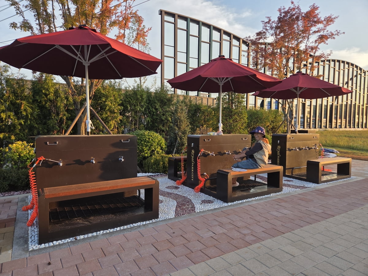 황토십리길을 체험한 뒤 풋케어존에서 발을 닦고 있는 지역 주민. 황토십리길에 대해 호평했다. 사진=민보름 기자