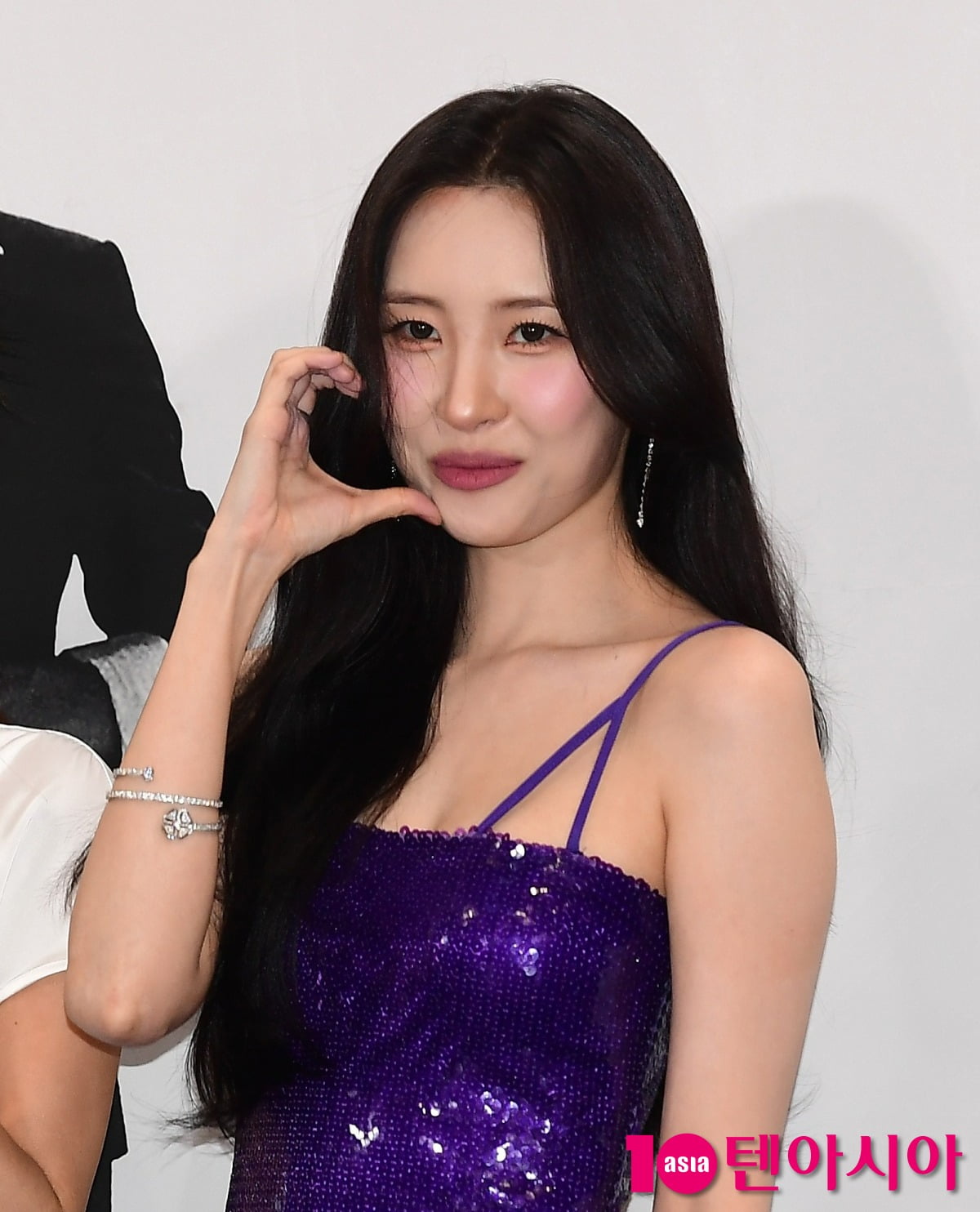 Sunmi Opens Up About 'Celebrity Syndrome' and Clarifies JYP Rumors on 'Salon Drip 2'
