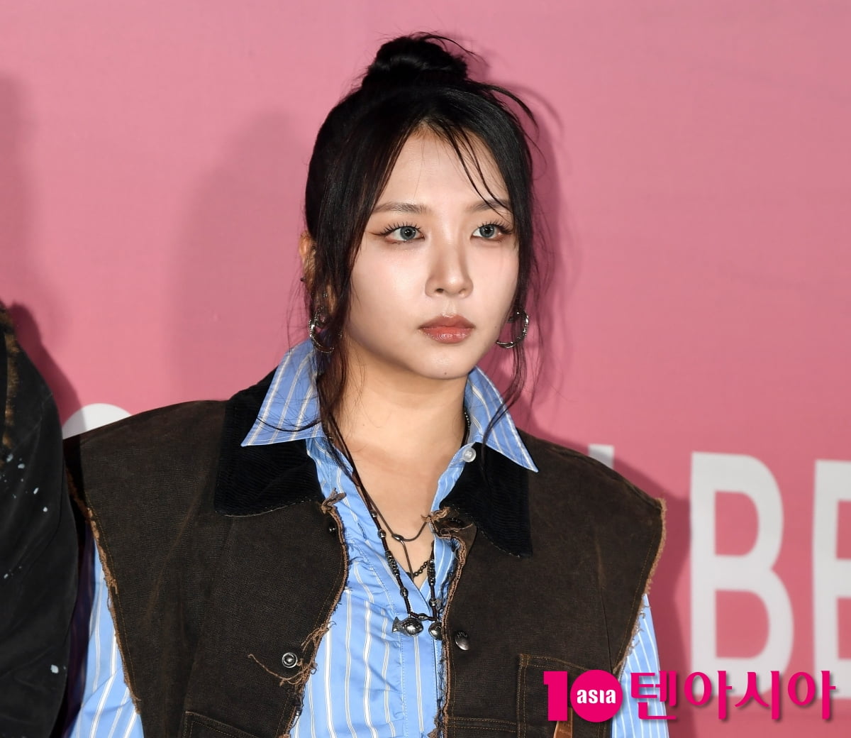 KARD's Jiwoo Shines at the Opening of 2026 S/S Seoul Fashion Week