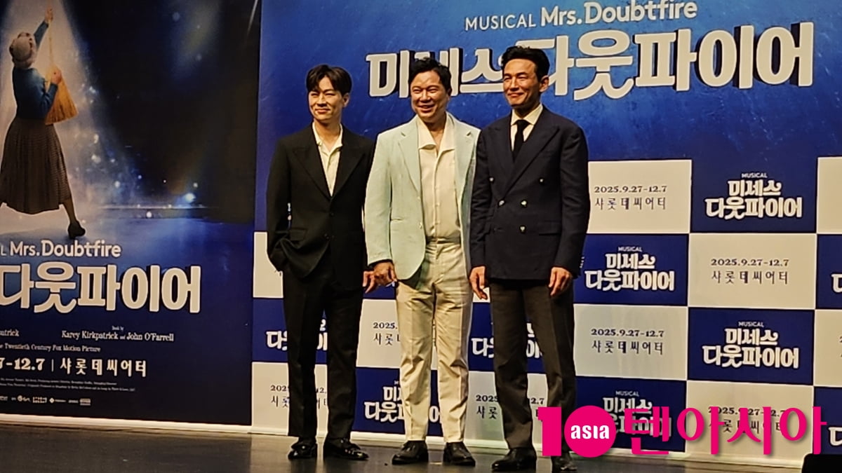 Hwang Jung-min Returns to the Stage in 'Mrs. Doubtfire' Musical, Promising a Heartfelt Performance