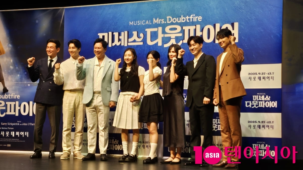 Hwang Jung-min Returns to the Stage in 'Mrs. Doubtfire' Musical, Promising a Heartfelt Performance