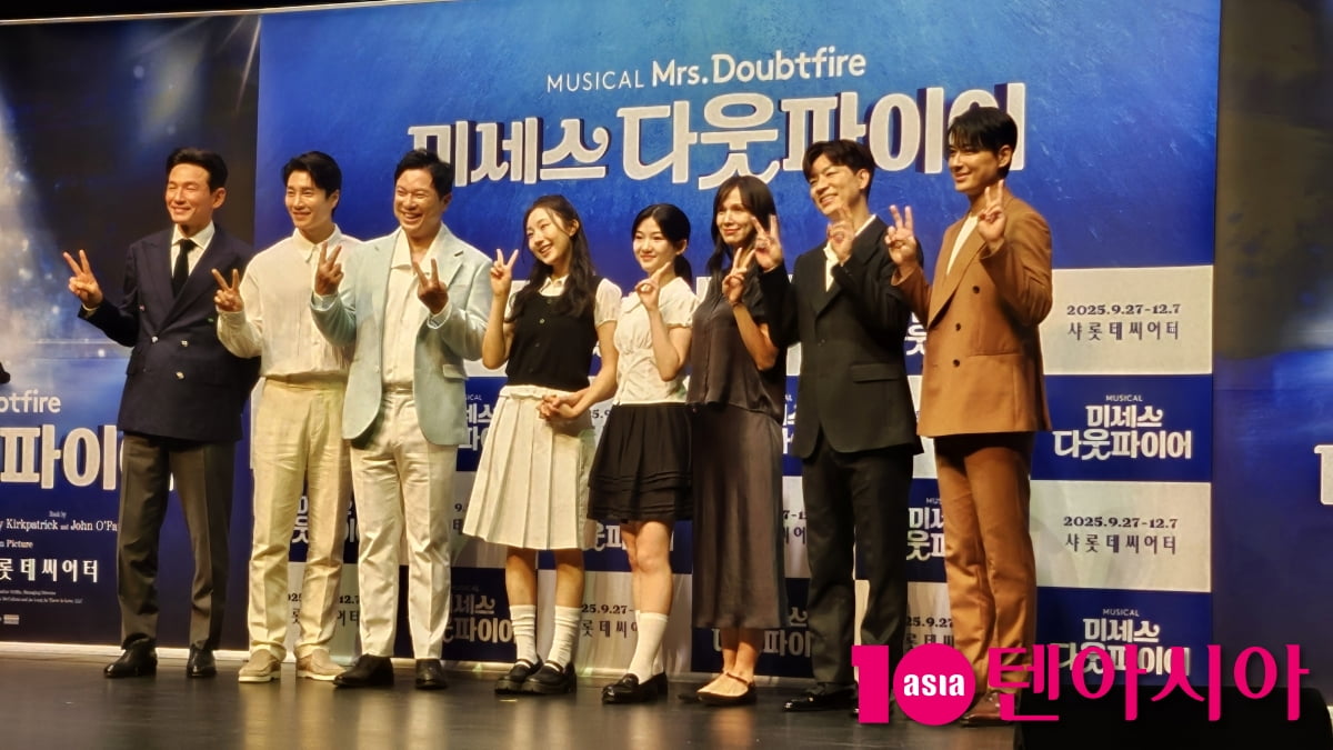 Hwang Jung-min Returns to the Stage in 'Mrs. Doubtfire' Musical, Promising a Heartfelt Performance