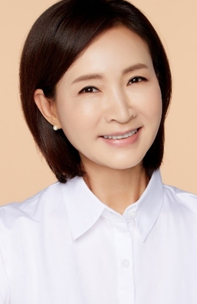 Veteran Actress Jung Ae-ri Returns to TV in 'Mari and the Strange Dads'
