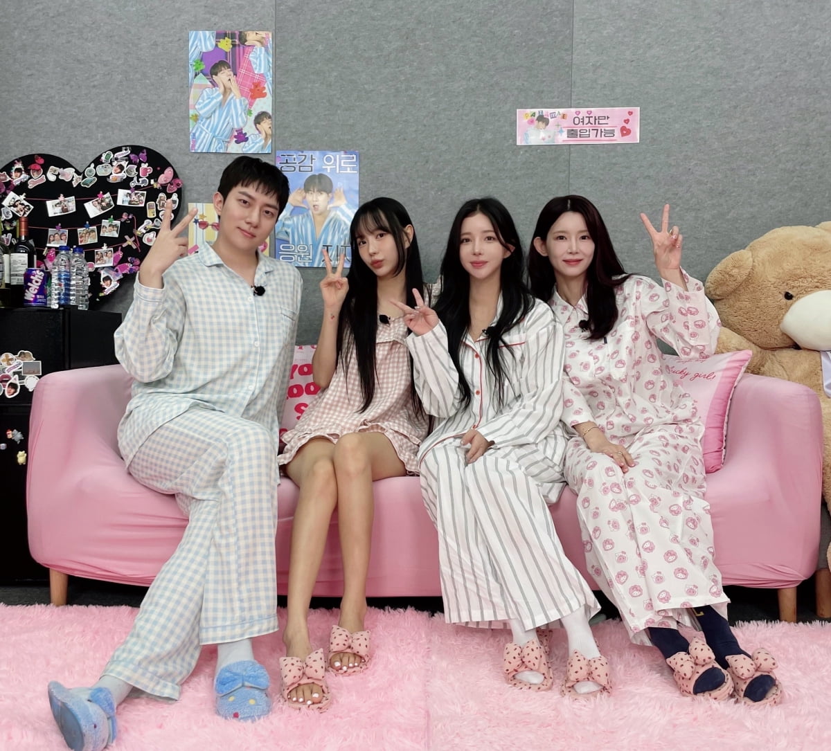 Iconic 'Ulzzang' Stars Reunite on YouTube Show 'Pajama Party'