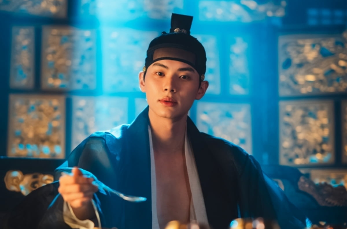 Lee Chae-min Shines as Tyrant Chef in tvN Drama, Captivating Audiences with Dynamic Performance