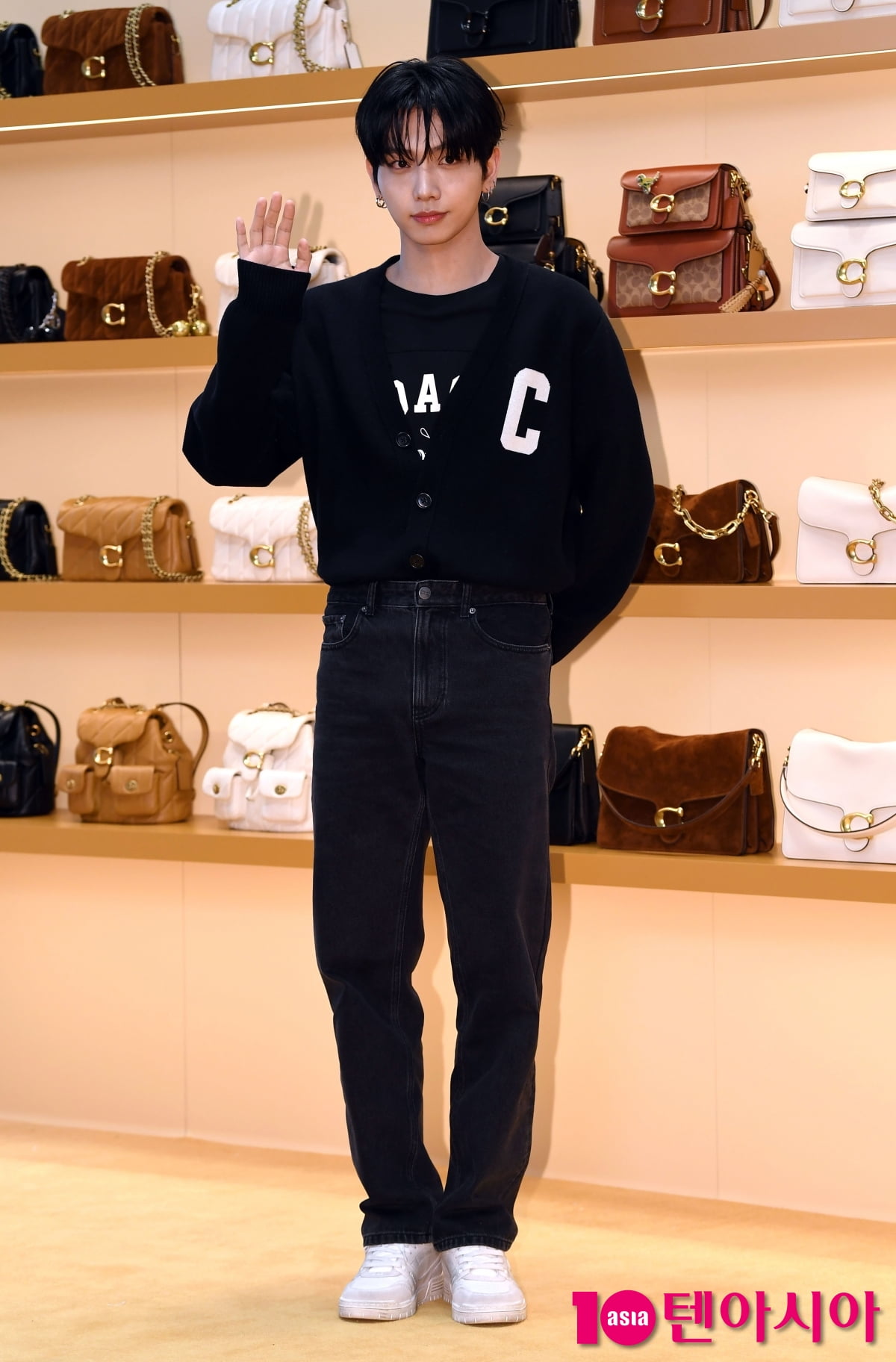 ボーイネクストドアのミョン・ジェヒョン、コーチ×ムシンサポップアップイベントに登場