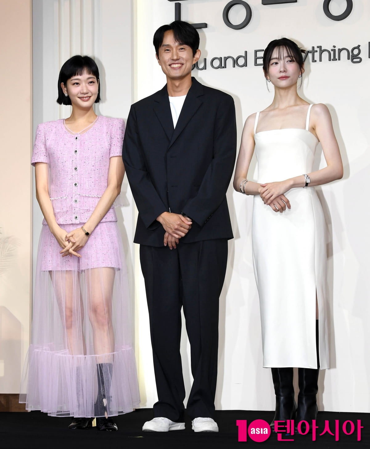 Director Jo Young-min and Stars Kim Go-eun, Park Ji-hyun Present New Netflix Series 'You and Everything Else'